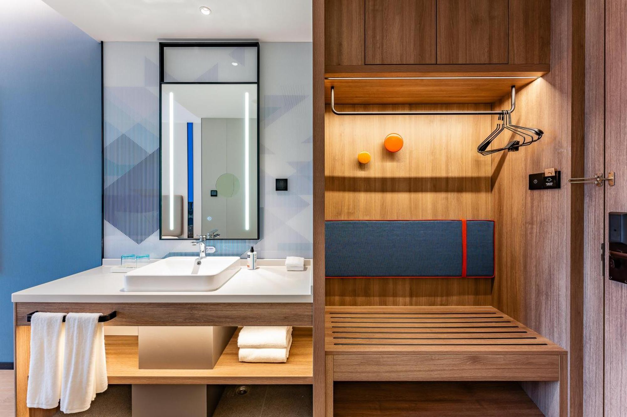 Holiday Inn Express Shanghai Jing'An Temple By Ihg Exterior photo