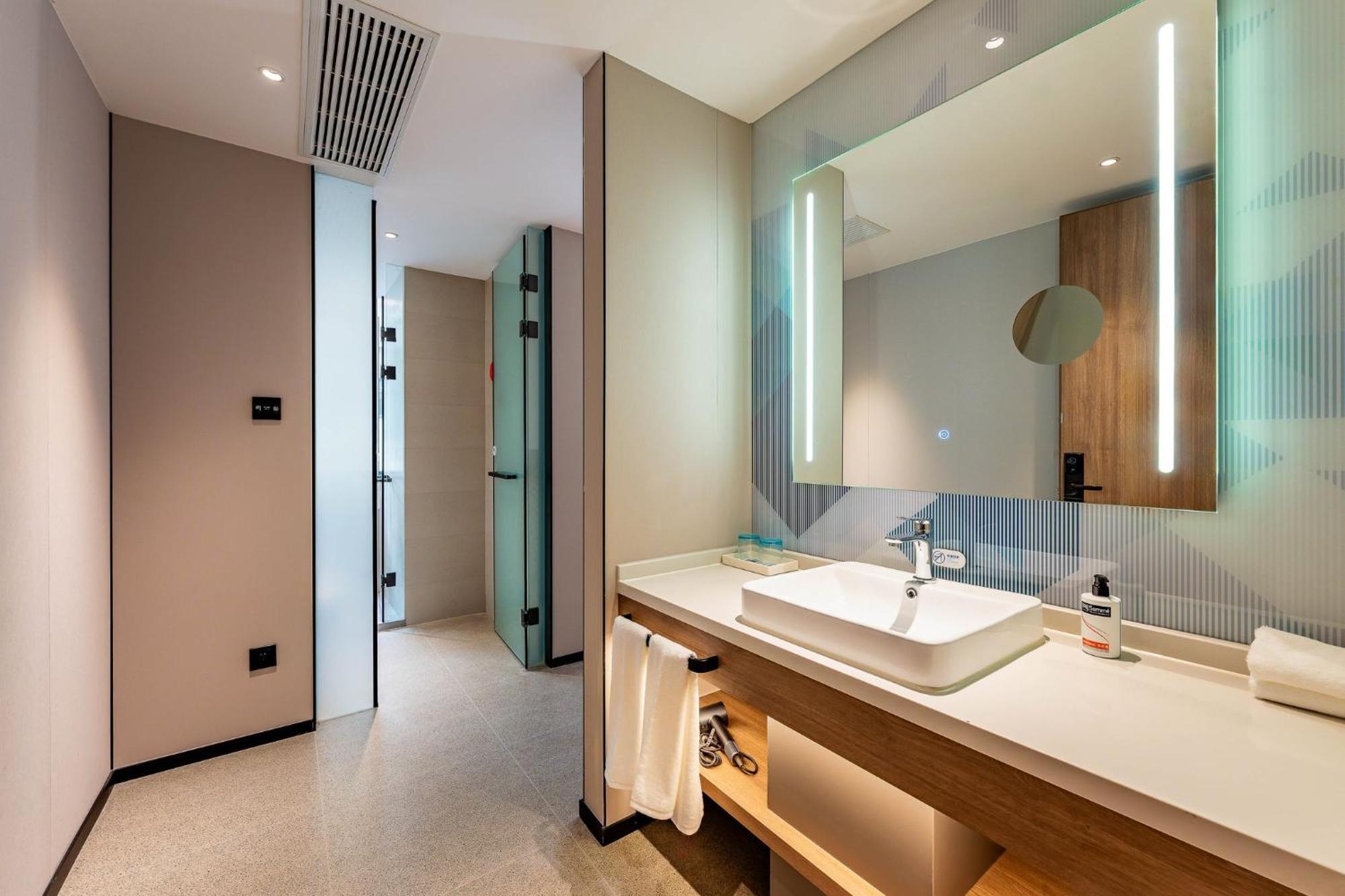 Holiday Inn Express Shanghai Jing'An Temple By Ihg Exterior photo