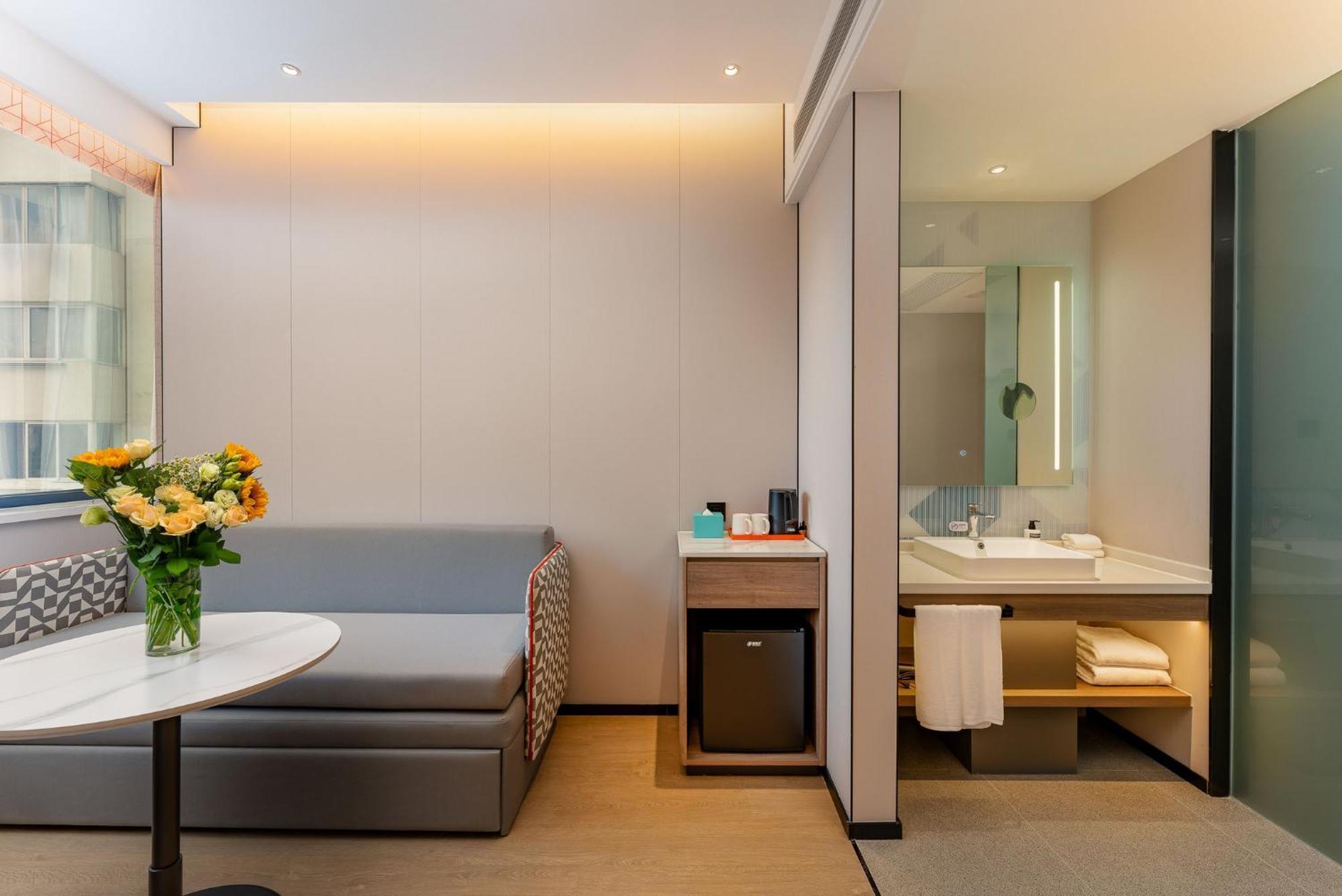 Holiday Inn Express Shanghai Jing'An Temple By Ihg Exterior photo